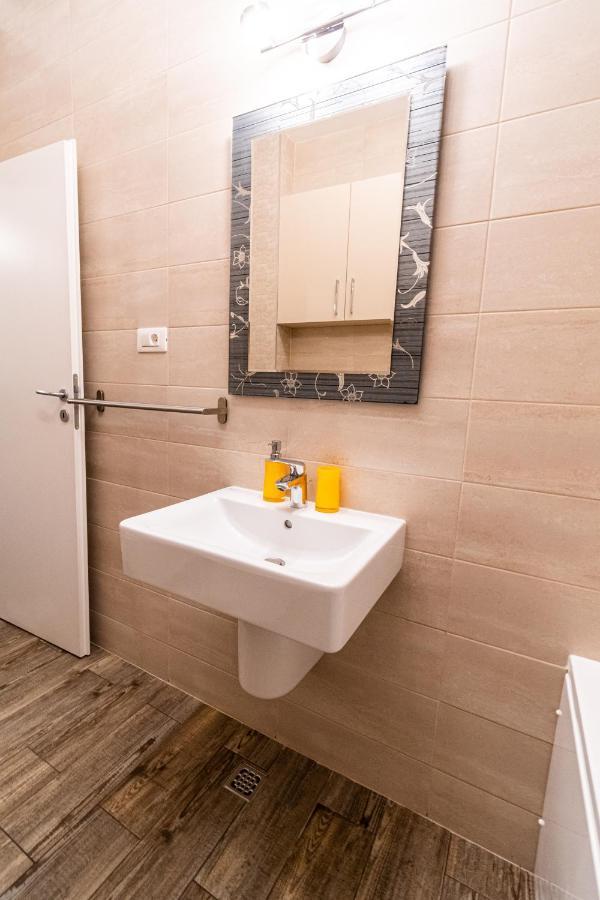 Yan Apartment - Near Mall & Free Private Parking 布拉索夫 外观 照片