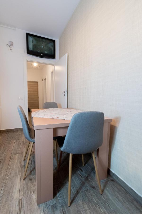 Yan Apartment - Near Mall & Free Private Parking 布拉索夫 外观 照片